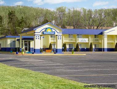 Days Inn By Wyndham Southington Exterior photo