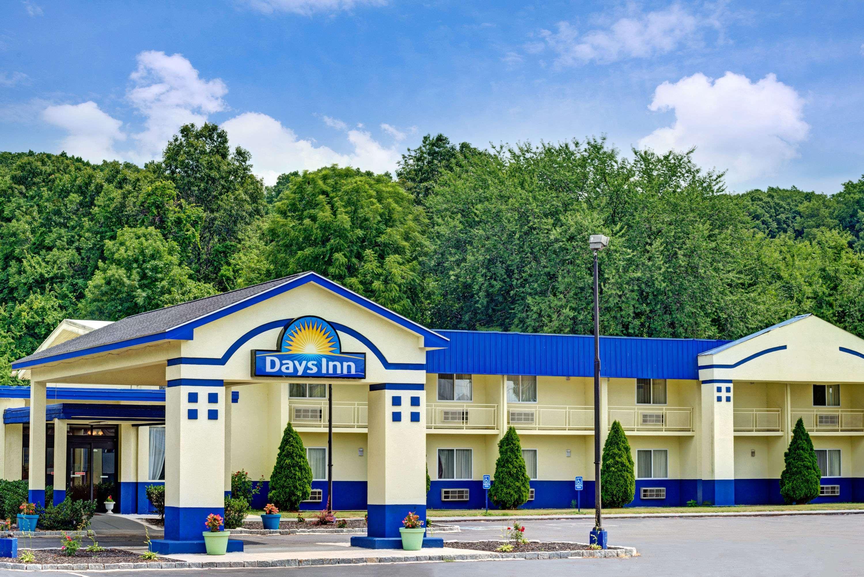 Days Inn By Wyndham Southington Exterior photo