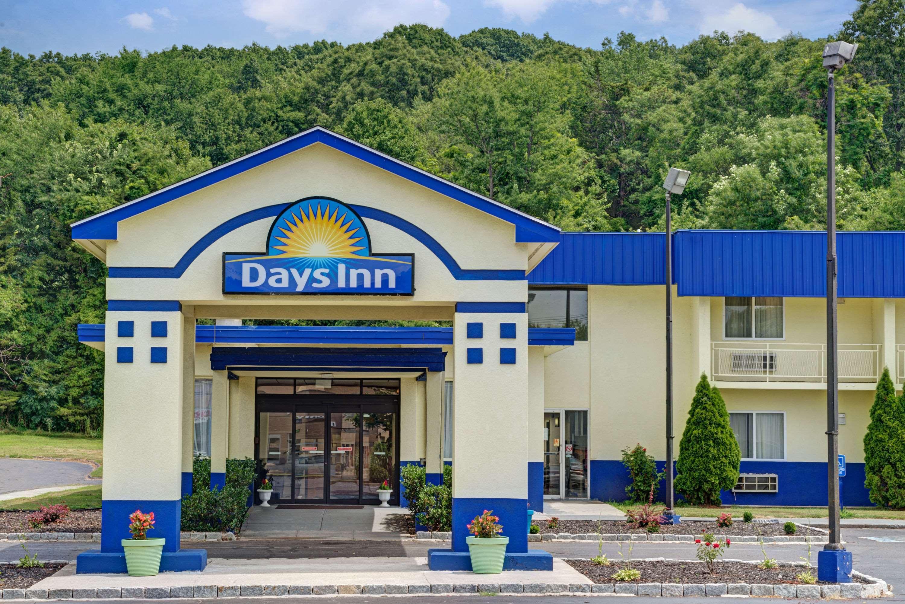 Days Inn By Wyndham Southington Exterior photo