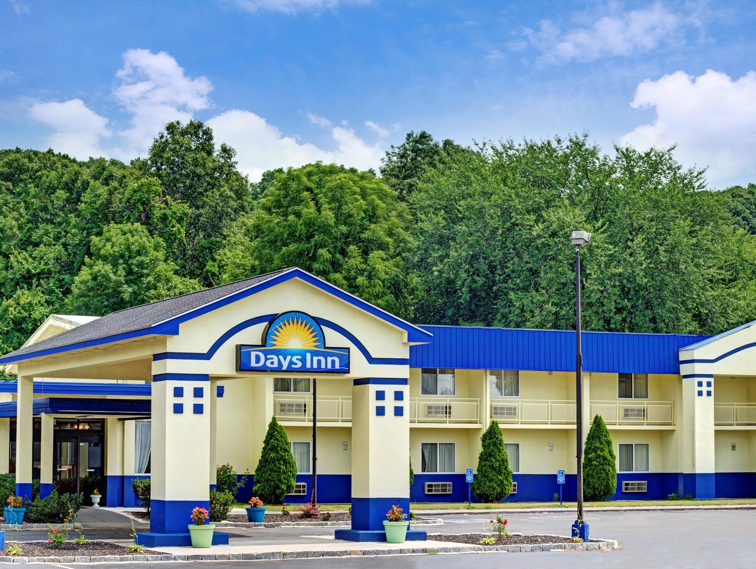 Days Inn By Wyndham Southington Exterior photo